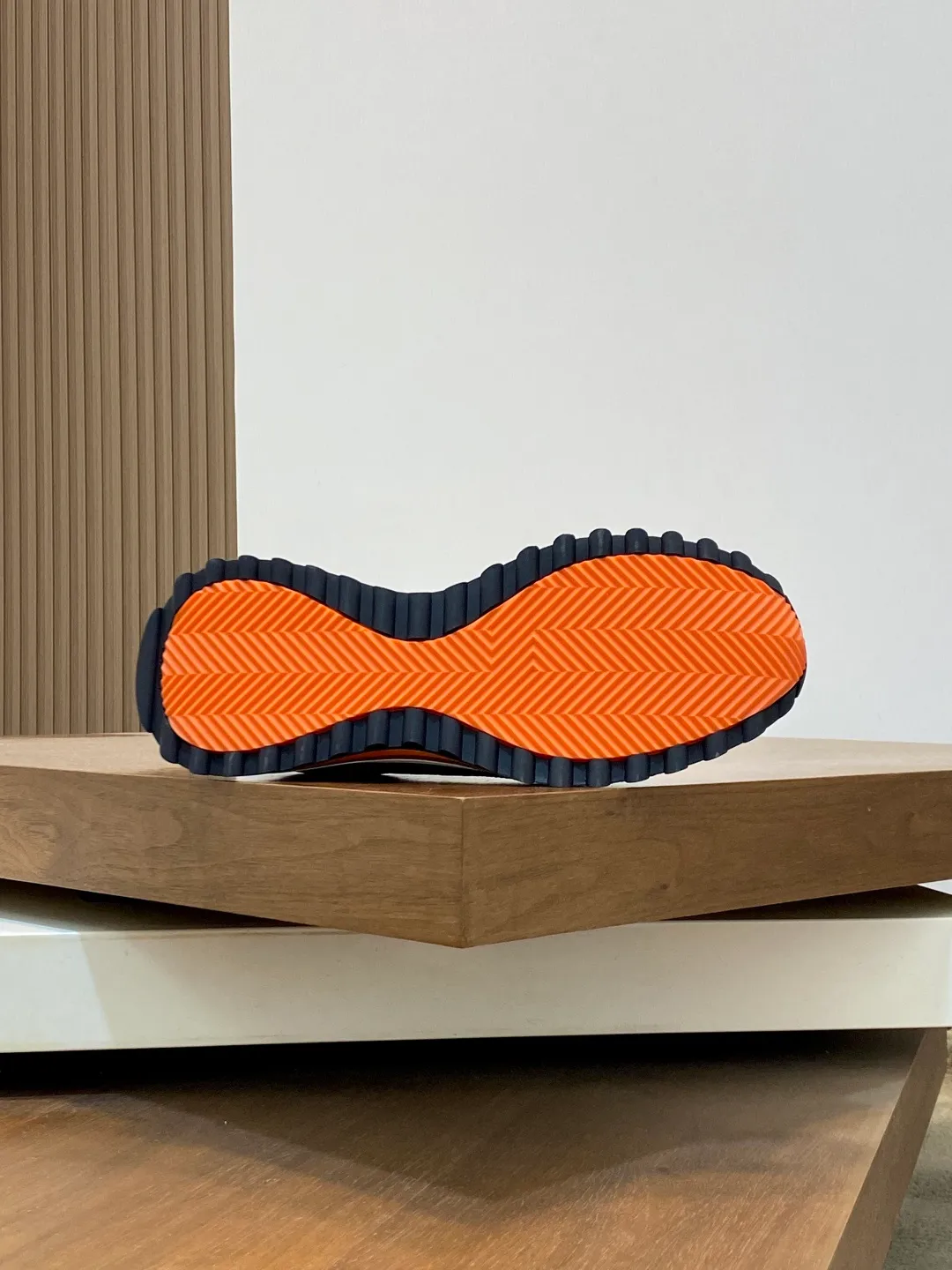 Men's men's shoes 💰700 HERMES/Hermès Leader sneakers! Tech twill, calfskin and suede goatskin sneakers featuring paneled multicolor twill, calfskin and suede. Lightweight geometric sole for a stylish urban look. Product details: White and orange rubber sole Black rubber sole with orange rubber insert Light natural leather insert White rubber toe cap Beige lambskin insole and lining Cotton strap, rubber lettering Sole height: 4cm Size: 39-40-41-42-43-44 (customized at 38.45)